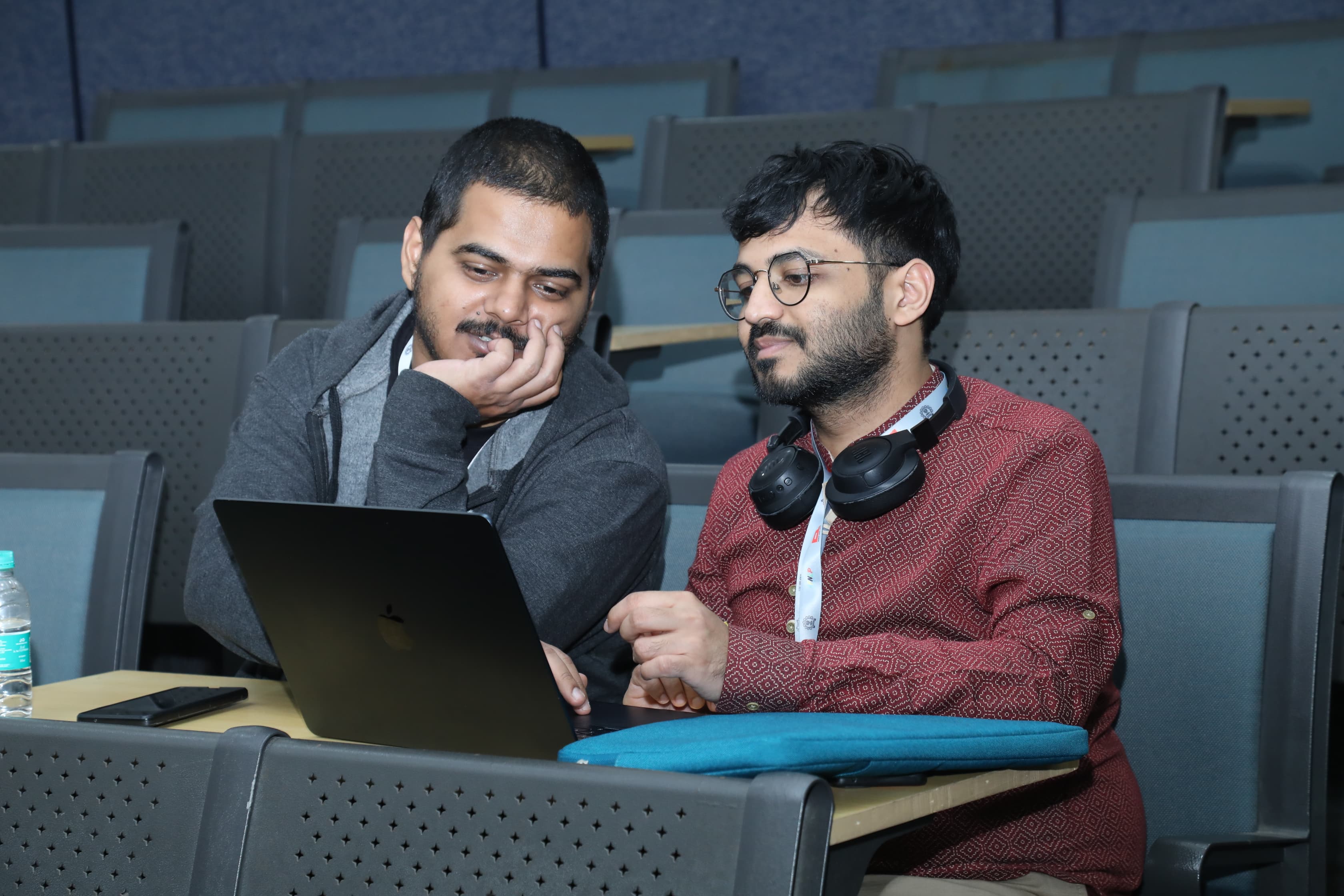 Me hopping around confs.!